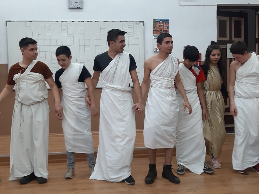 За древногръцките брачни ритуали научиха по забавен начин учениците от Хуманитарната гимназия в Деня на влюбените