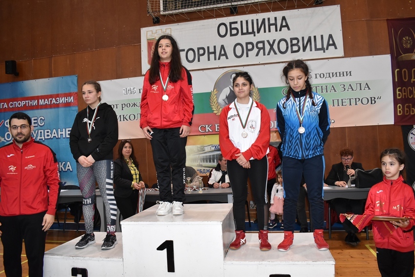 Цветелина Цонева от „Локомотив” е шампионка по борба за момичета