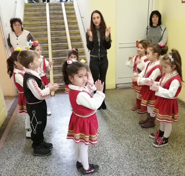 Децата от Детската градина в Долна Оряховица донесоха пролетно настроение в Дома за възрастни в Горски горен Тръмбеш