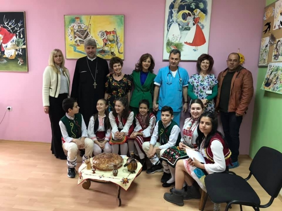 В Отделението по педиатрия на МОБАЛ „Д-р Стефан Черкезов“ посрещнаха Баба Марта
