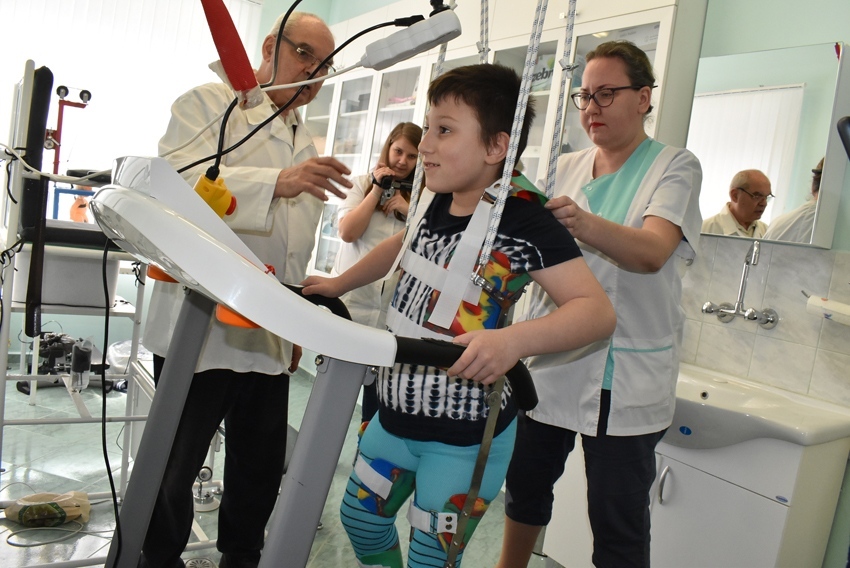Семейство от САЩ прелетя океана, за да потърси помощ за детето си с церебрален паралич при проф. Дюкенджиев в Горна Оряховица