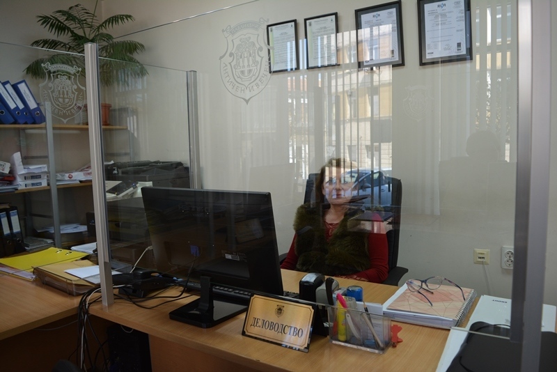 Защитни екрани поставиха в Информационния център на Община Павликени