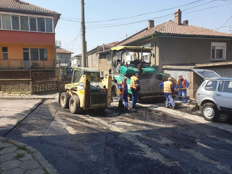    Продължават ремонтните дейности по проект на Община Свищов 