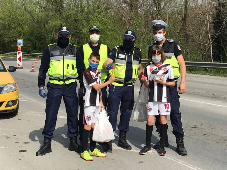 Деца от Школата на „Локомотив” занесоха яйца и козунаци на полицаите от КПП