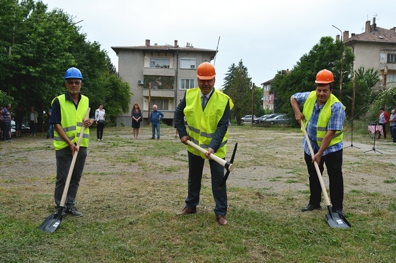 Инж. Емануил Манолов направи първа копка на нови спортна и детска площадки в Павликени 