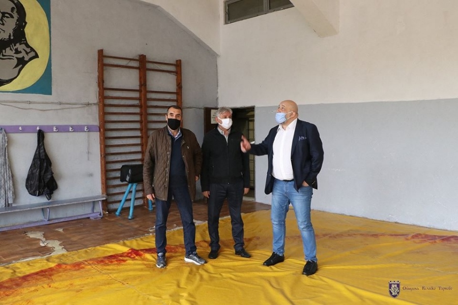Министърът на спорта инспектира залите в северния сектор на стадион „Ивайло“