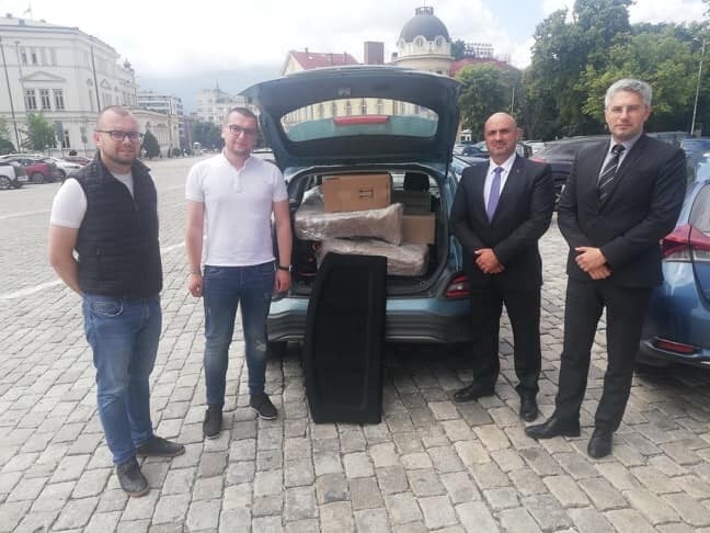По инициатива на Станислав Стоянов депутати дариха защитни средства на наши сънародници в Мала преспа