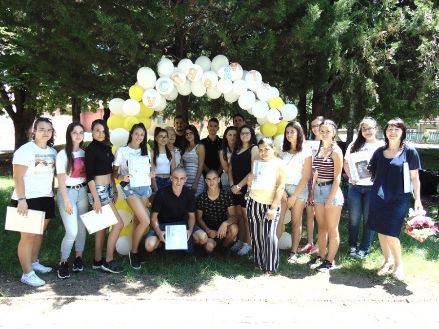 За първи път: Десетокласниците в СУ „Георги Измирлиев” получиха удостоверения за завършен първи гимназиален етап