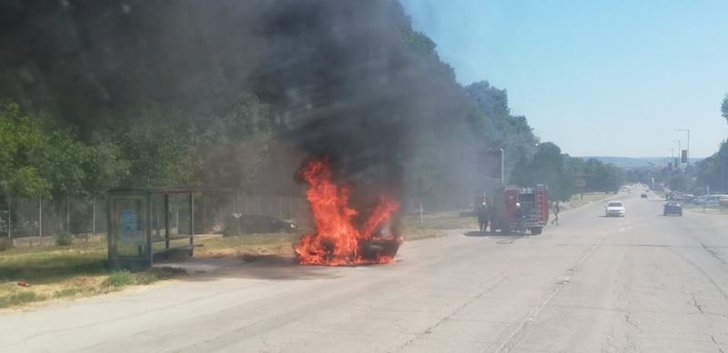 Кола се запали в движение край Бонбонената фабрика в Горна Оряховица