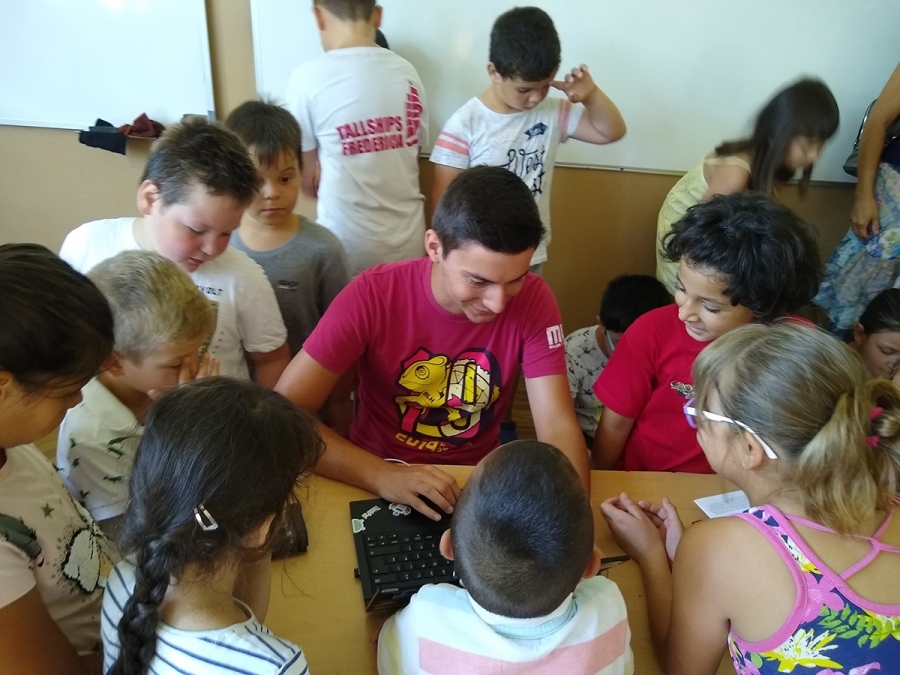 Часове по роботика организираха в ОУ „Иван Вазов” през лятото