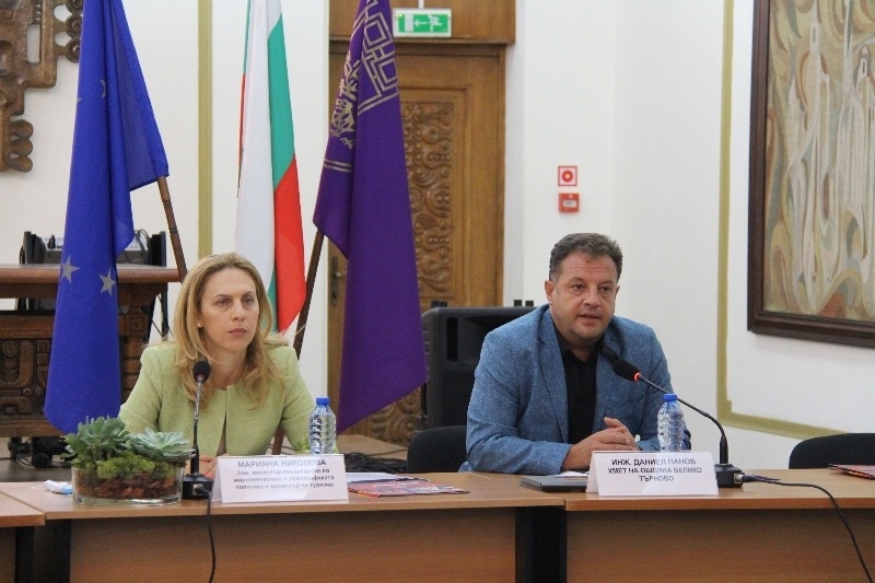 Вицепремиерът и министър на туризма Марияна Николова във Велико Търново: И през сезон 2021 ще разчитаме на българите