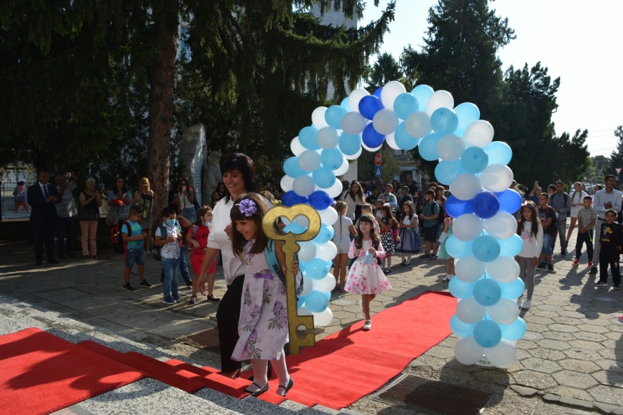 169 първокласници влязоха в училище в община Павликени