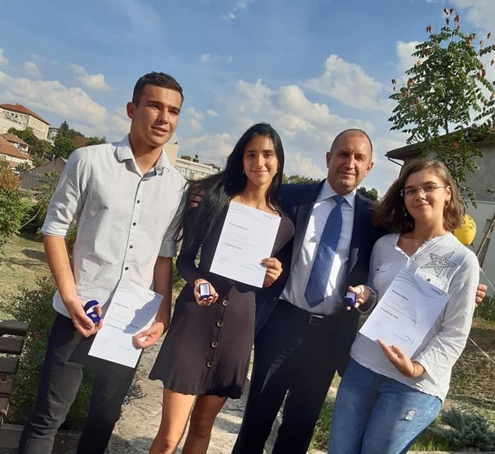 Четирима младежи от ПГЕЕ „Ломоносов” израснаха до сребърно ниво в „Наградата на Херцога на Единбург” и получиха отличието си от президента