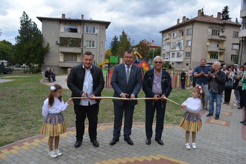 Инж. Емануил Манолов откри нови спортна и детска площадки в Павликени 