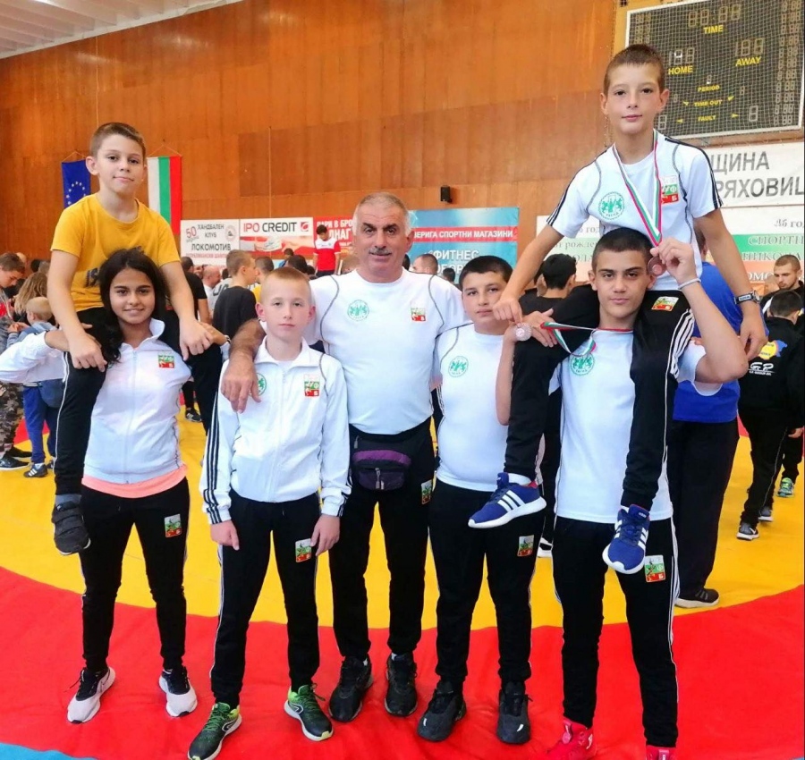 Два бронзови медала спечелиха деца от Елена на шампионата по борба в Горна Оряховица
