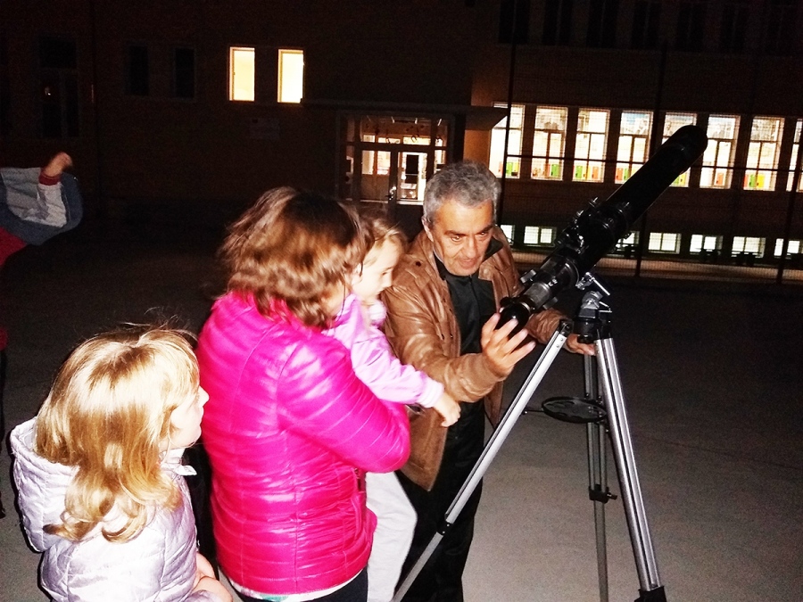 Млади астрономи от ОУ „Иван Вазов” насочиха телескопи към звездитe