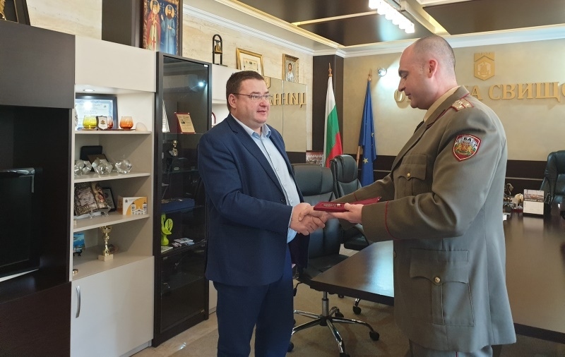 Министерството на отбраната връчи почетни медали на ветеран и на кмета на Свищов