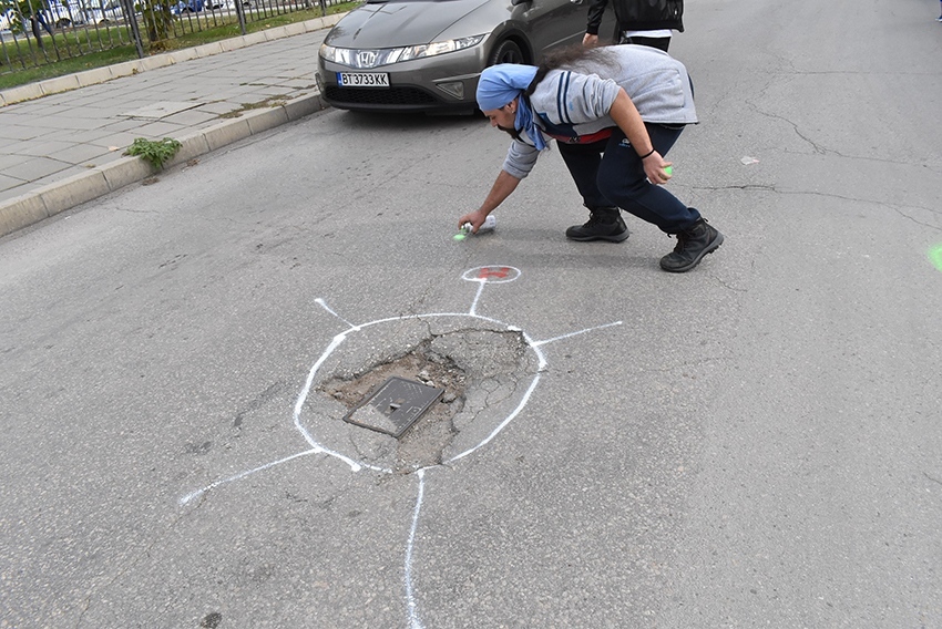 Горнооряховчани изрисуваха уличните дупки като протест срещу разбитата инфраструктура