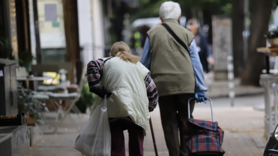 Нова заповед на МЗ: Пенсионерите ще пазаруват  от 13:30 до 16:30 часа