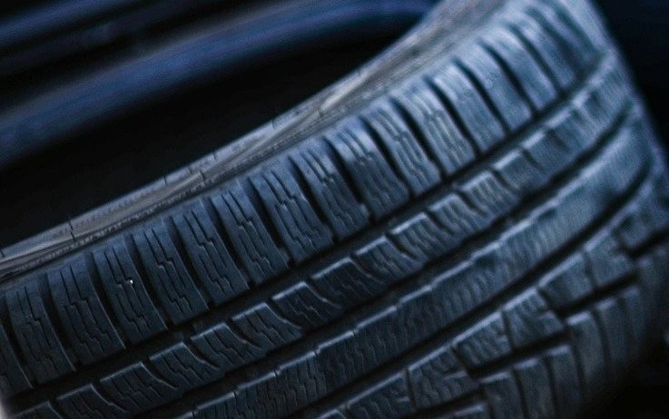 Във Велико Търново джип осъмна без гуми, кола – с нарязани