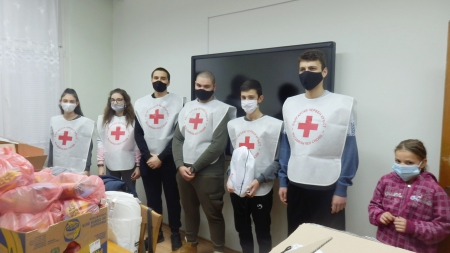 Младежи от БЧК в Лясковец подпомогнаха деца в риск 