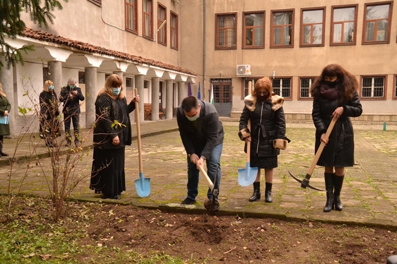 Направиха първата копка от ремонта на 3 професионални гимназии във Велико Търново и Горна Оряховица 
