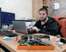 Николай от Горна Оряховица вдъхва живот на стари компютри и дарява техника, за да влязат всички деца в час