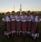 Фондация „Звезди под звездите“ дари нови костюми на танцьорки от „Балканджийче“