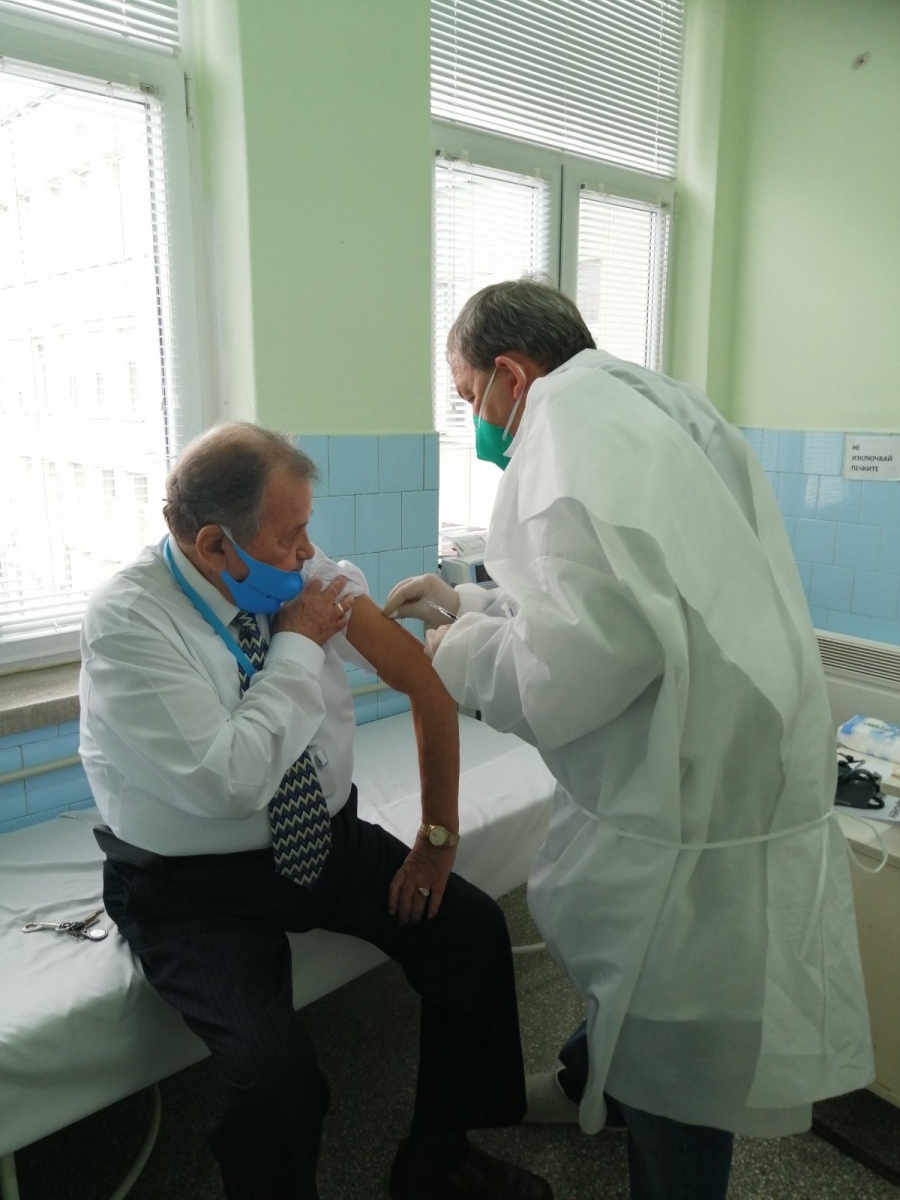 25 медици в МБАЛ-Павликени се ваксинираха