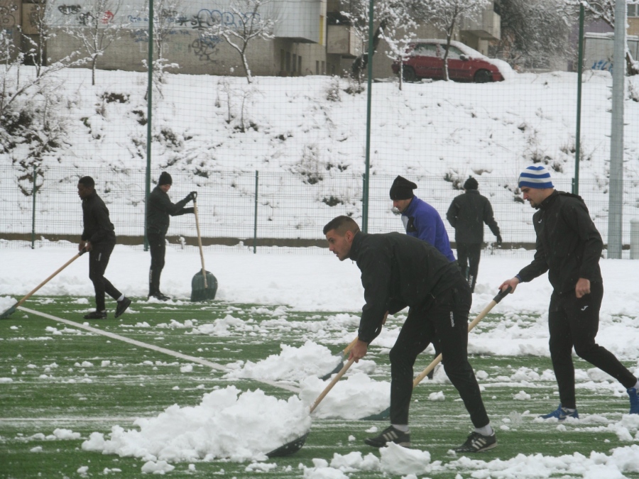 Етърци изчистиха снега от тренировъчния терен