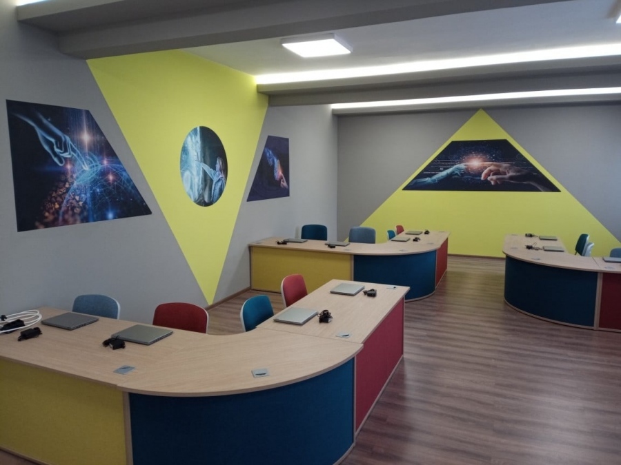 STEM център за дигитални създатели изградиха в ПГЛПИ „Атанас Буров“