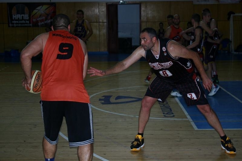 Най-възрастният активен баскетболист в България води „Локомотив” към победи