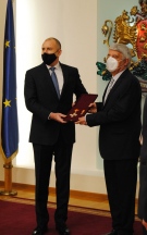 Президентът Радев връчи орден „Св. св. Кирил и Методий“ на проф. Пламен Павлов
