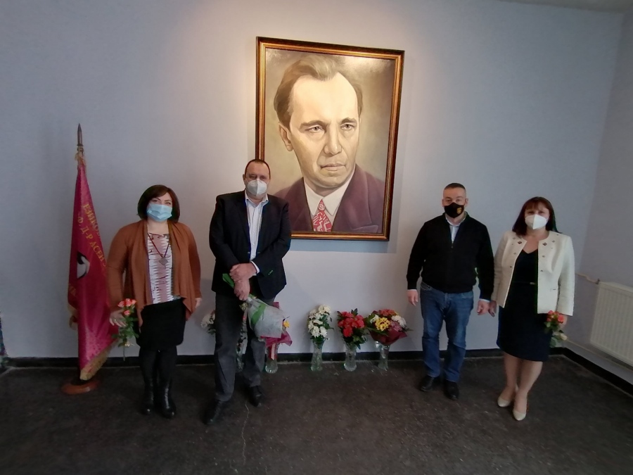 Художникът Янко Янков дари на Езиковата гимназия портрет на патрона й 