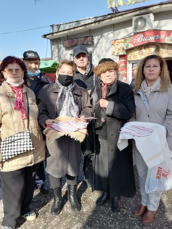 В навечерието на 1 март членовете на ККП „Щастливеца“ подариха 60 мартеници на свищовлии 