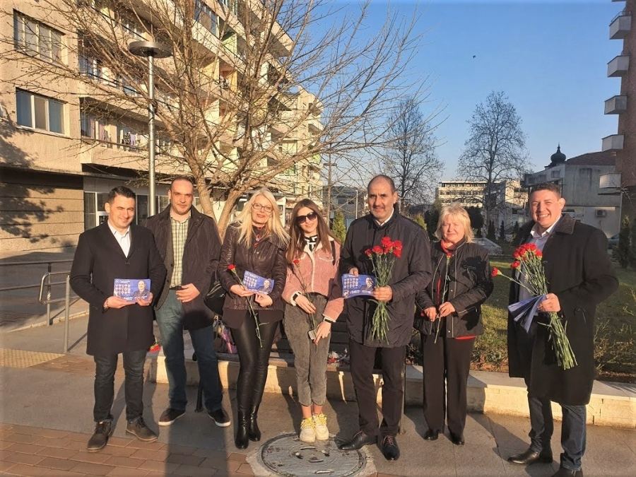 Навръх 8 март Цветан Цветанов и кандидати от листата на Републиканци за България усмихнаха десетки дами в Горна Оряховица