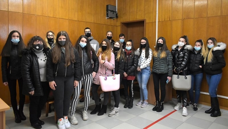 Ученици от Старопрестолна гимназия по икономика присъстваха на открити съдебни заседания в Районен съд – Велико Търново