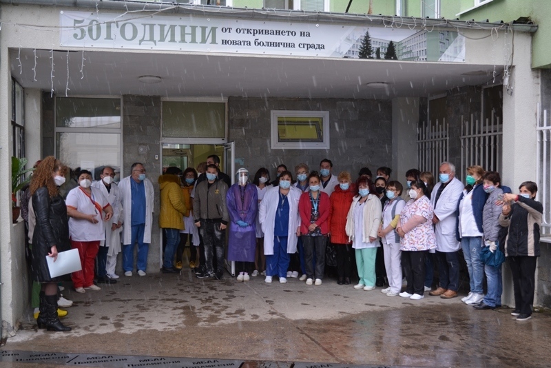 Медиците от МБАЛ - Павликени почетоха с минута мълчание и вой на сирени загиналите от Covid-19 свои колеги