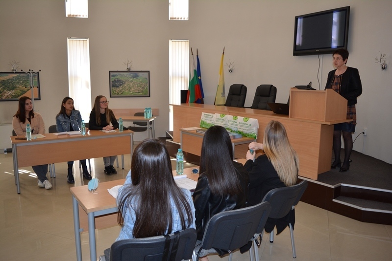 Ученици от Павликени организираха дебат за разделното събиране на отпадъци