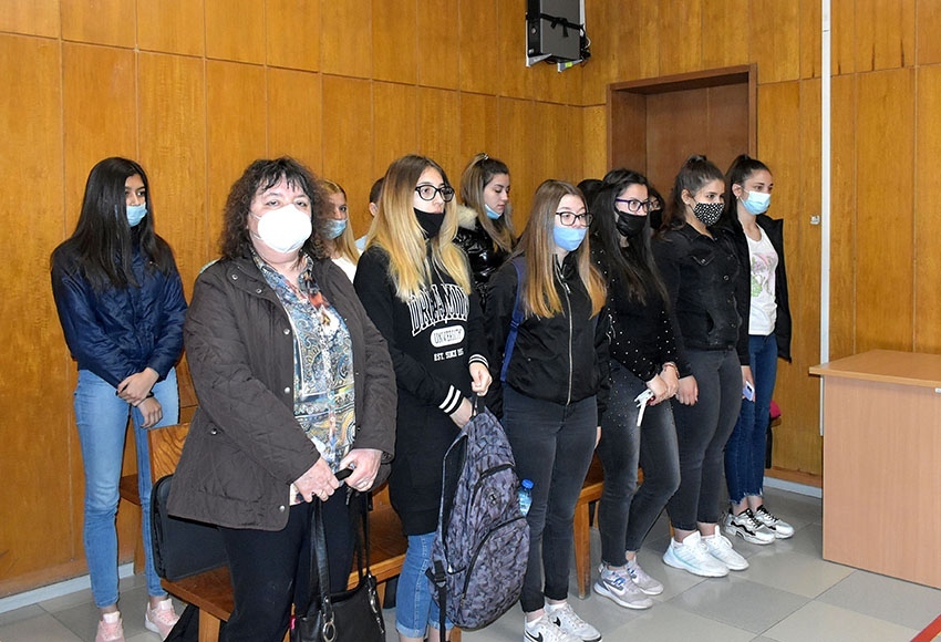 Деветокласници от Старопрестолна гимназия по икономика отново влязоха в съдебните зали на Районен съд – Велико Търново