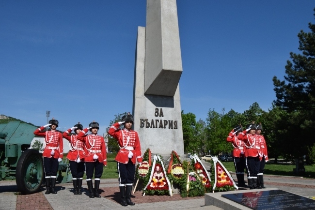 С поднасяне на венци и цветя в Горна Оряховица бе отбелязан Денят на храбростта