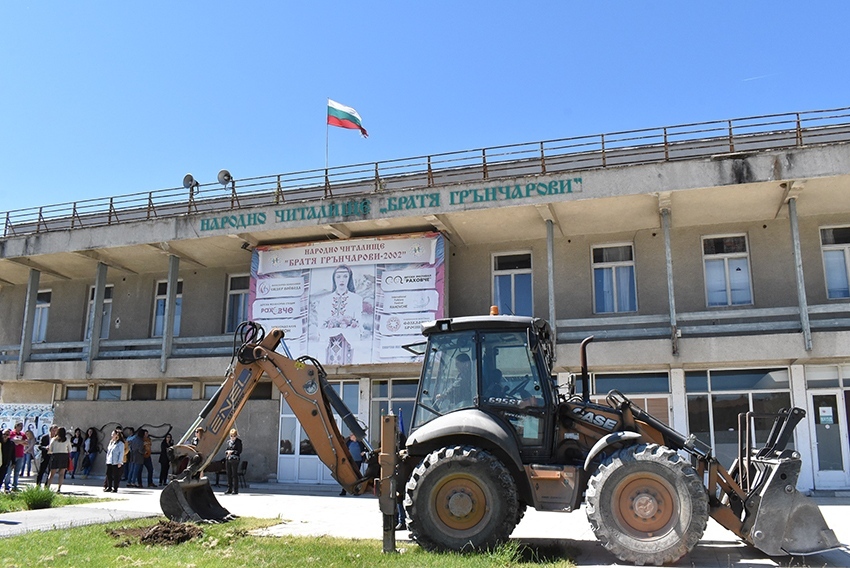 Направиха първата копка за големия ремонт на Летния театър в Горна Оряховица