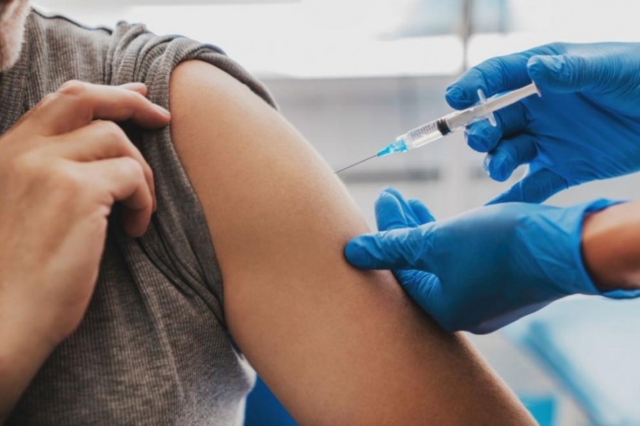 Кампанията за ваксиниране се обръща към възрастните и хората с увреждания, личните лекари ще получават ваксини от пунктове във всяка община
