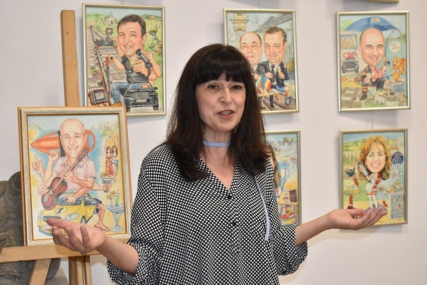 Герои от шаржовете на Мариета Кулова се събраха за нейната първа изложба в Горна Оряховица