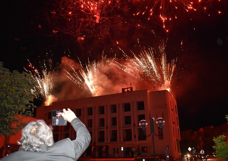 Музикално и пиротехническо пиршество предложи празникът на Горна Оряховица за хилядите, изпълнили площад „Георги Измирлиев”