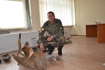 Подп. Йордан Терзиев ръководи екипа, който унищожава невзривени боеприпаси 