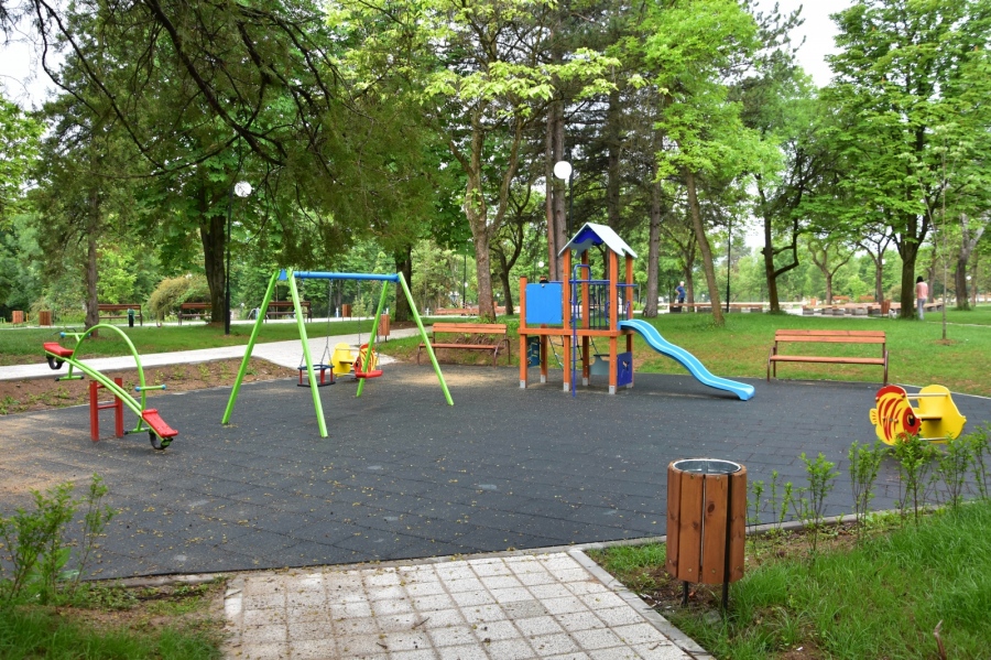 Подменят повредени детски съоръжения в паркове в Горна Оряховица
