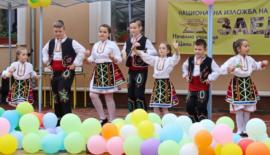 Пета ученическа изложба „Заедно“ организираха деца и учители в НУ „Цани Гинчев“ в Лясковец