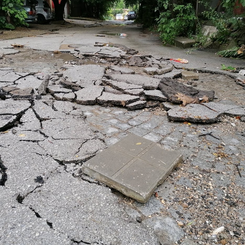 Горна Оряховица в окото на бурята: паднали дървета и отнесен асфалт. Крушето е без ток заради пожар на щъркелово гнездо