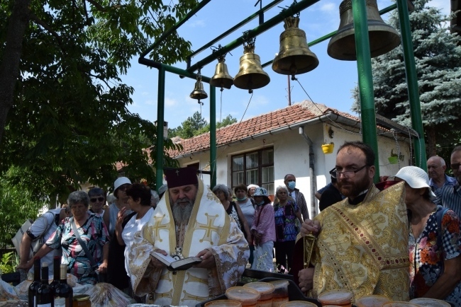 Десетки миряни дойдоха в манастир „Св. пророк Илия“ за храмовия му празник 